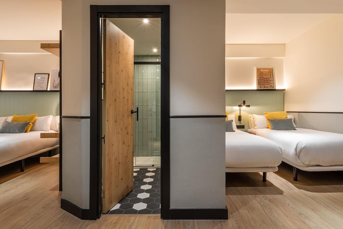 Habitación familiar | Caja fuerte, escritorio, wifi gratis y ropa de cama