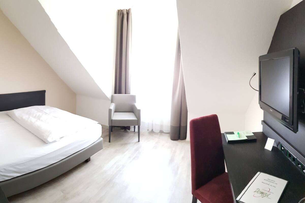 standard single room | free minibar items, in-room safe, desk, soundproofing