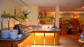 Tägliches Frühstücksbuffet (5 EUR pro Person)