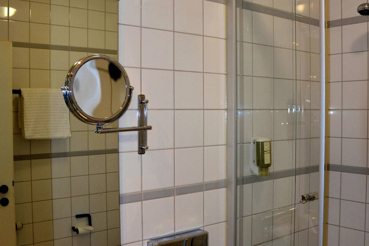 standard single room | bathroom | shower, free toiletries, hair dryer, bathrobes