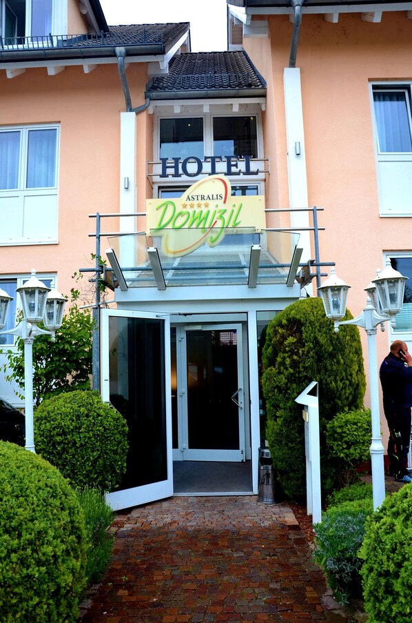 Entrada de un hotel con un cartel que dice "HOTEL DOMBIL".