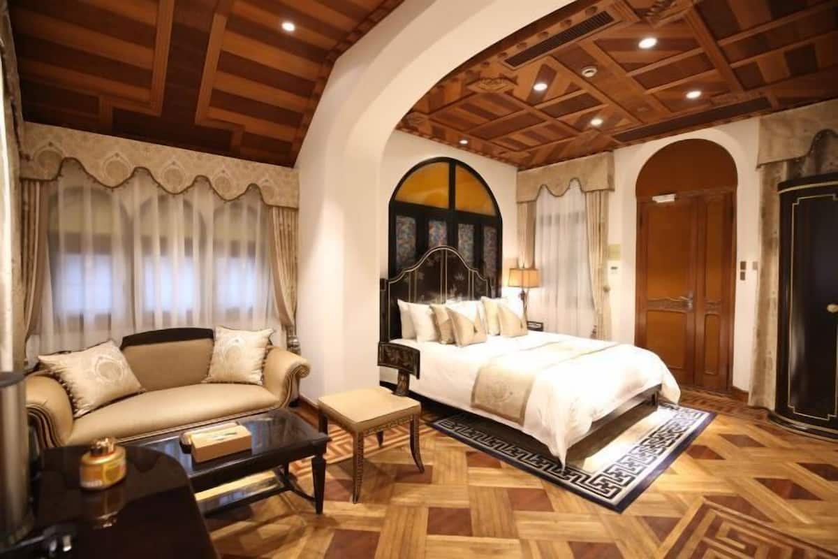 Premium bedding, memory foam beds, minibar, in-room safe