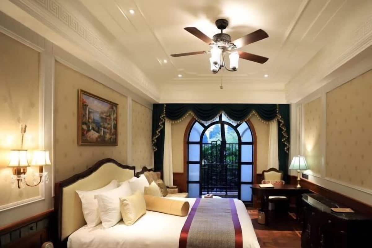 Premium bedding, memory foam beds, minibar, in-room safe