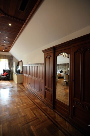 Executive-Zimmer | Hochwertige Bettwaren, Betten mit Memory-Foam-Matratzen, Minibar