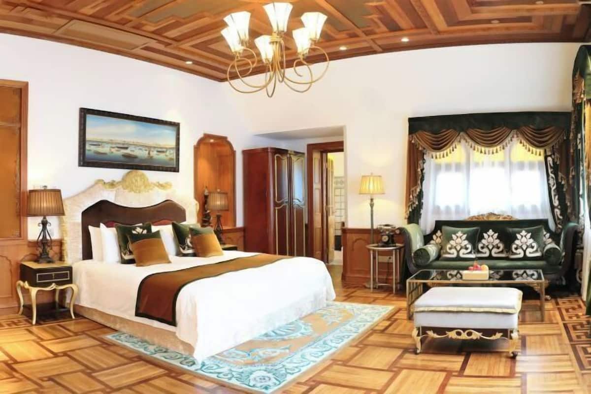 Premium bedding, memory foam beds, minibar, in-room safe