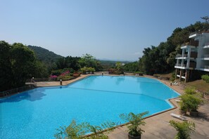 2 albercas al aire libre 