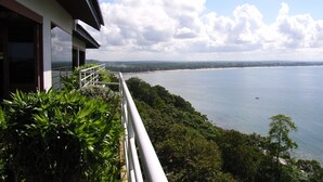 Ein Balkon mit Blick auf Strand und Meer.