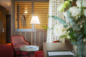 Coffres-forts dans les chambres, décoration personnalisée, bureau