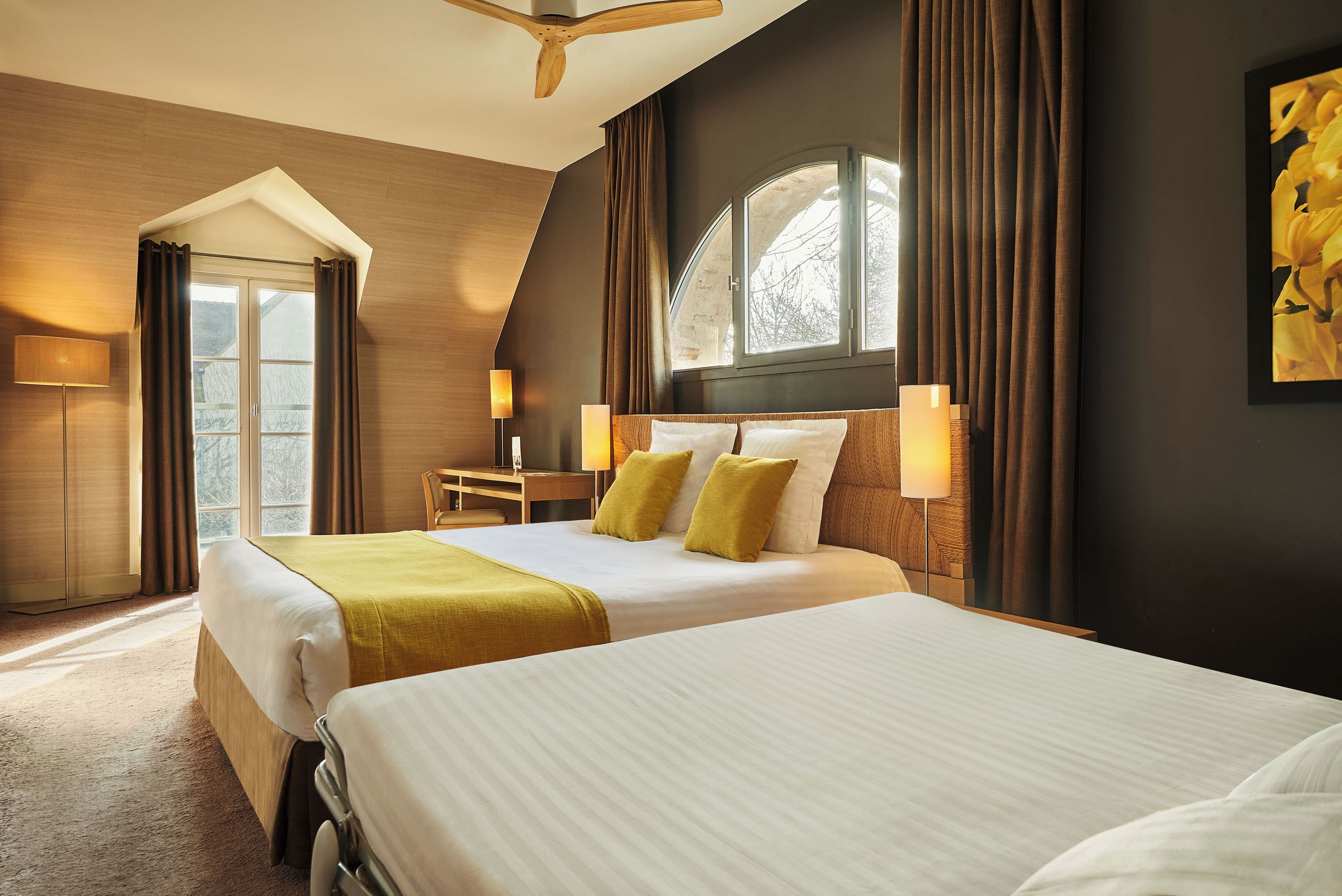 Familiekamer | Een kluis op de kamer, individueel gedecoreerd, een bureau