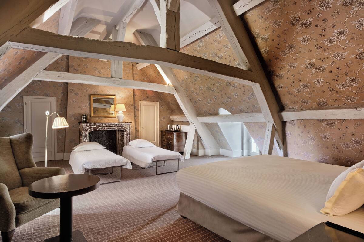 royal room | in-room safe, individually decorated, desk, soundproofing