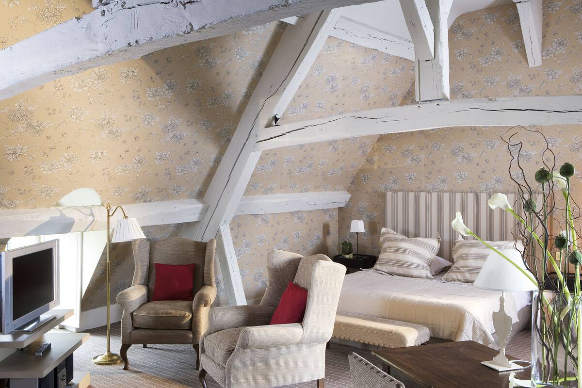 42-inch lcd tv with satellite channels, tv, ipod dock