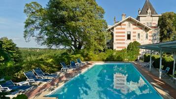 Piscina all'aperto, lettini