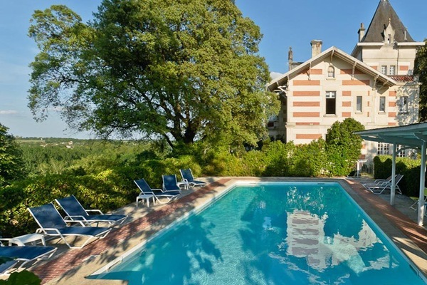 Alberca al aire libre y camastros