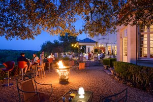 Se sirven desayunos, almuerzos y cenas; cocina francesa