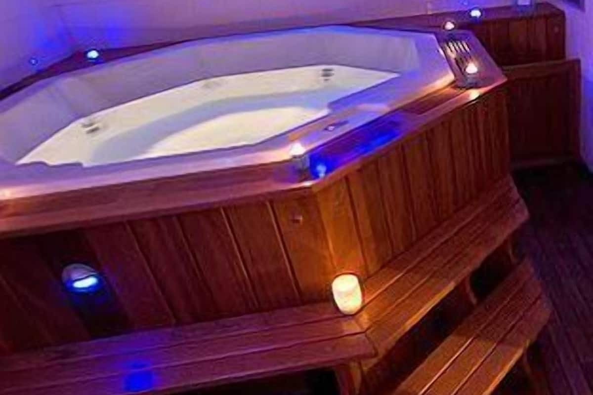 indoor spa tub