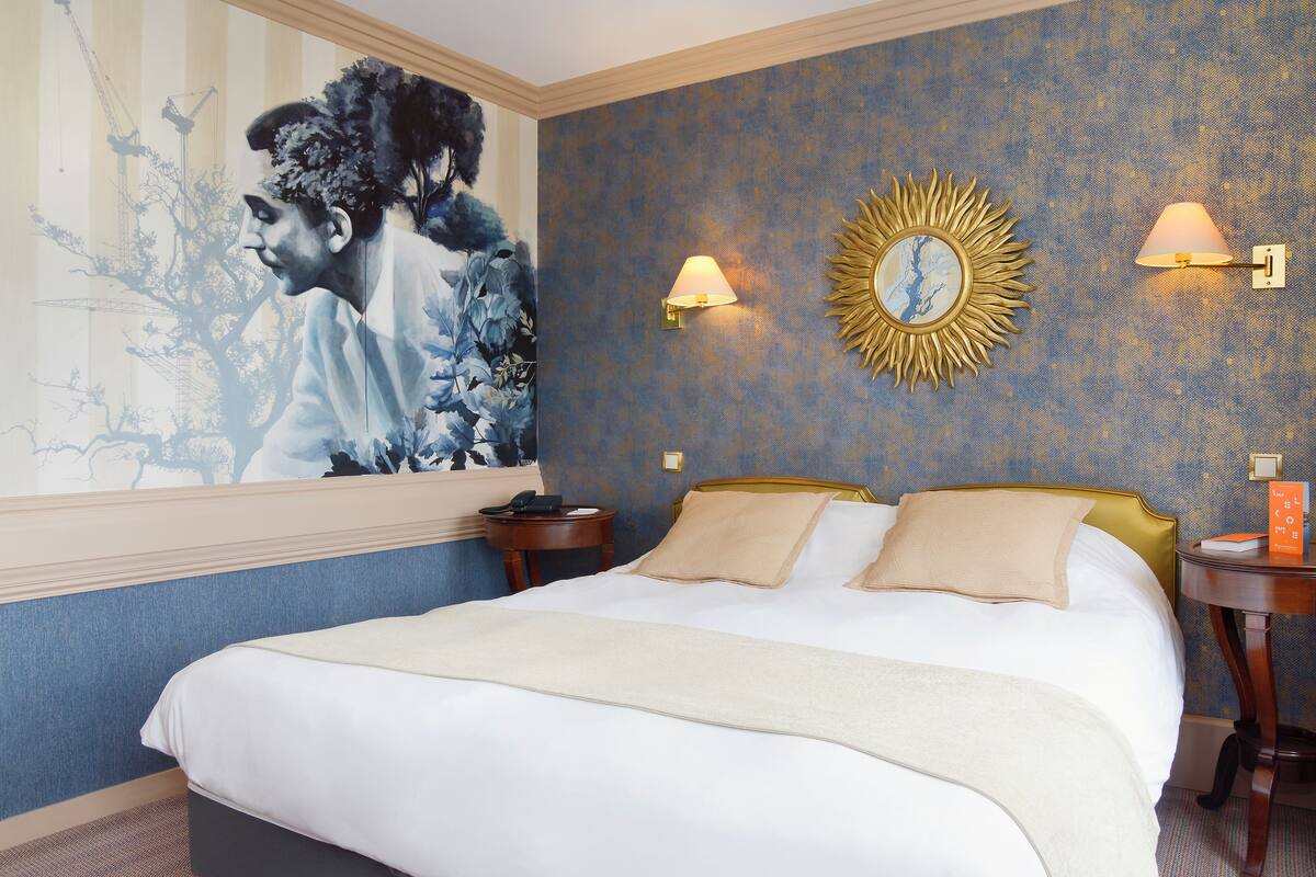 deluxe double room | minibar, in-room safe, individually decorated, individually furnished