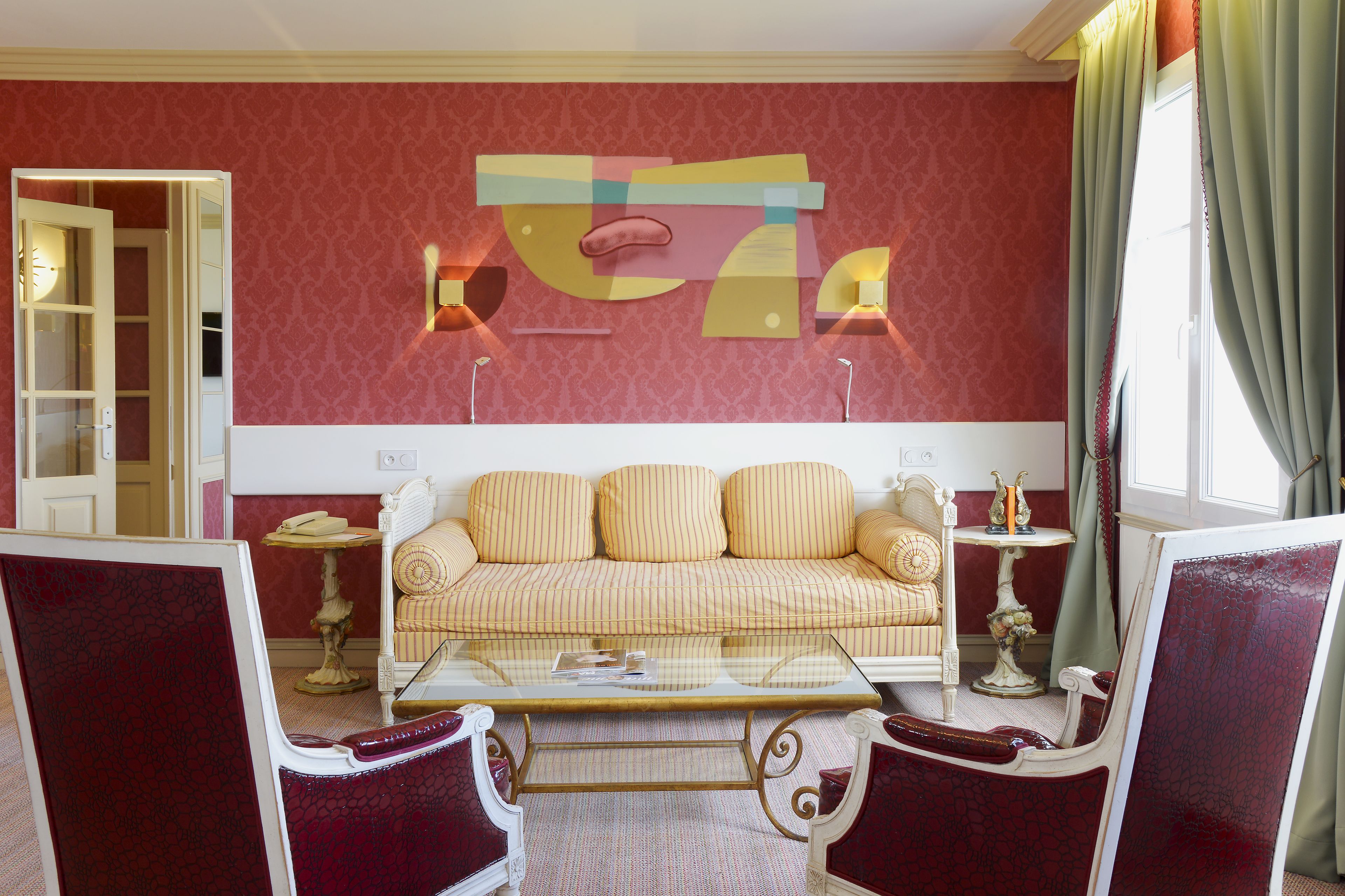 suite | living area | 20-inch tv with digital channels