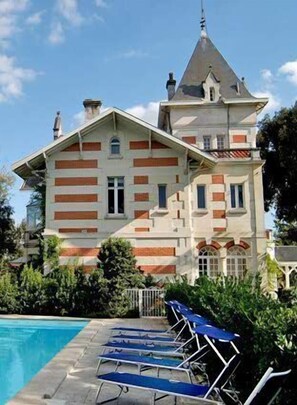 Outdoor pool, sun loungers
