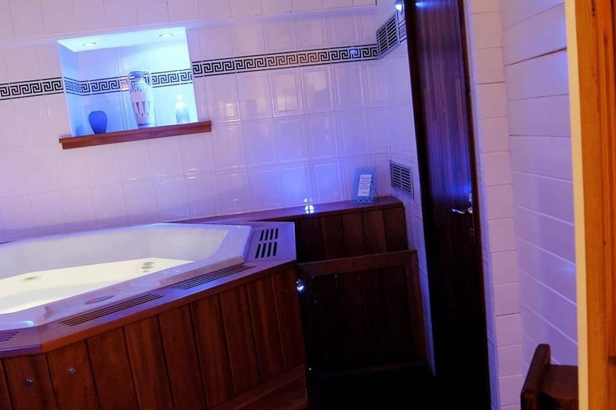 sauna, hot tub, turkish bath/hammam, body treatments, thai massages