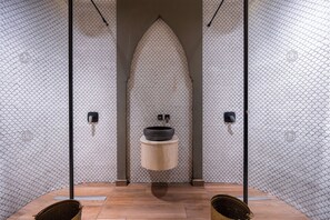 Couples treatment room(s), sauna, Turkish bath/hammam, body treatments