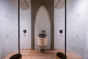 Couples treatment room(s), sauna, Turkish bath/hammam, body treatments