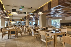 5 restaurantes, se sirven desayunos, comidas y cocina internacional