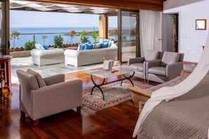 皇家套房, 1 间卧室, 桑拿浴, 海景 | 高档床上用品、迷你吧、客房内保险箱、遮光窗帘