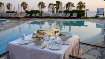 7 restaurants, breakfast, lunch, dinner served; seafood