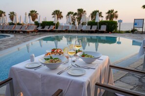 7 restaurantes, com serviço de café da manhã e almoço; frutos do mar