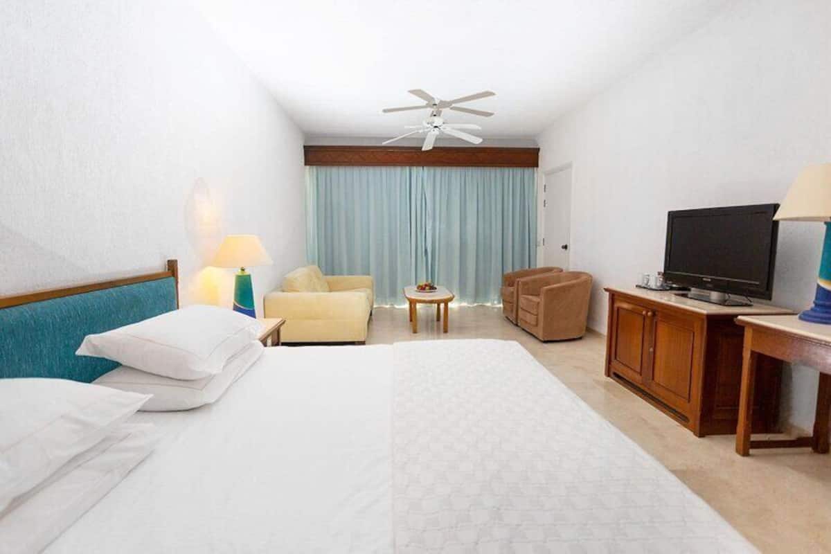 Superior Studio, Sea View | Premium bedding, minibar, in-room safe, blackout drapes
