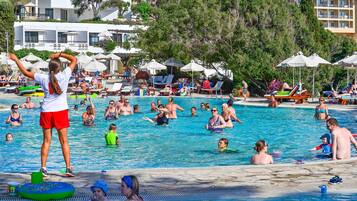 Een binnenzwembad, 3 buitenzwembaden, parasols voor strand/zwembad