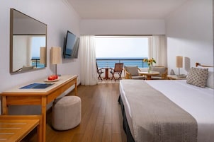 Standaard kamer, uitzicht op zee | Luxe beddengoed, een minibar, een kluis op de kamer