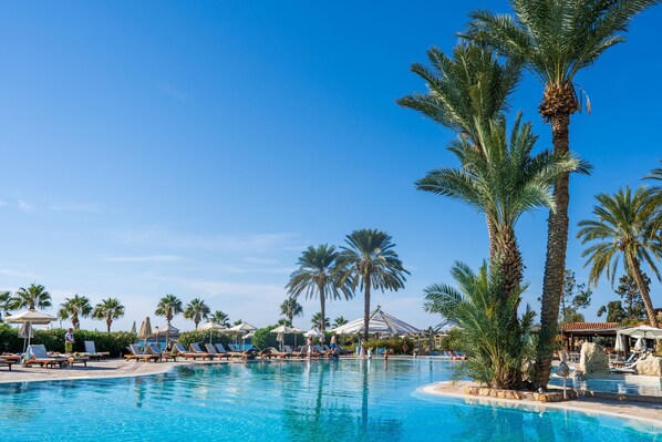 Piscine intérieure, 3 piscines extérieures, parasols, chaises longues