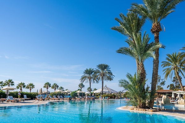 Piscine couverte, 3 piscines extérieures, parasols de plage