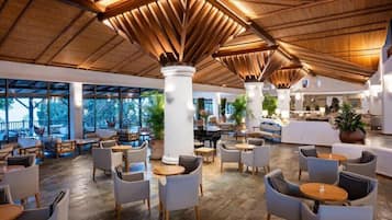 7 restaurants; breakfast, lunch and dinner served