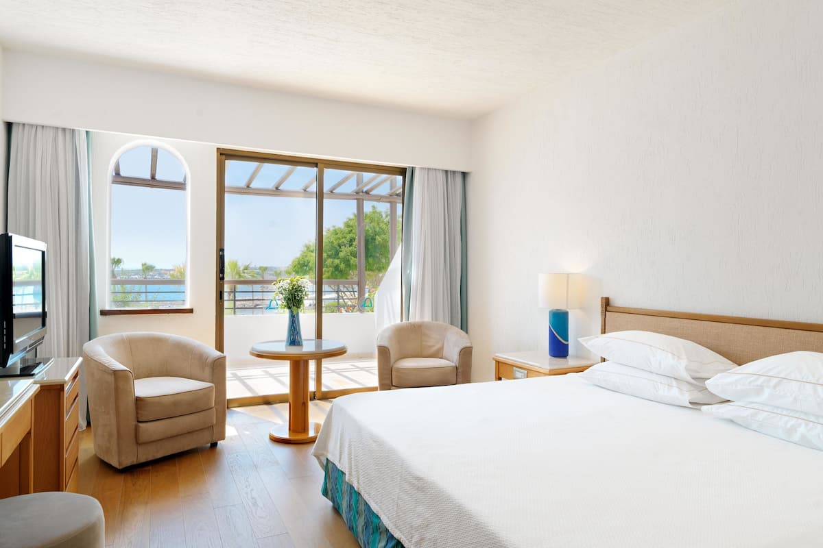 Suite, 1 Bedroom | Premium bedding, minibar, in-room safe, blackout drapes