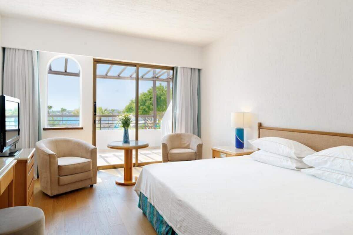 Suite, 1 Bedroom | Premium bedding, minibar, in-room safe, blackout drapes