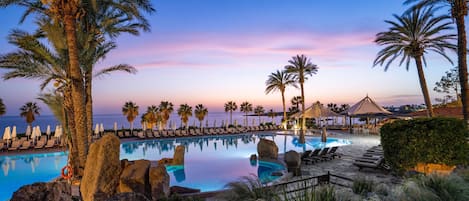 Indoor pool, 3 outdoor pools, pool umbrellas, pool loungers