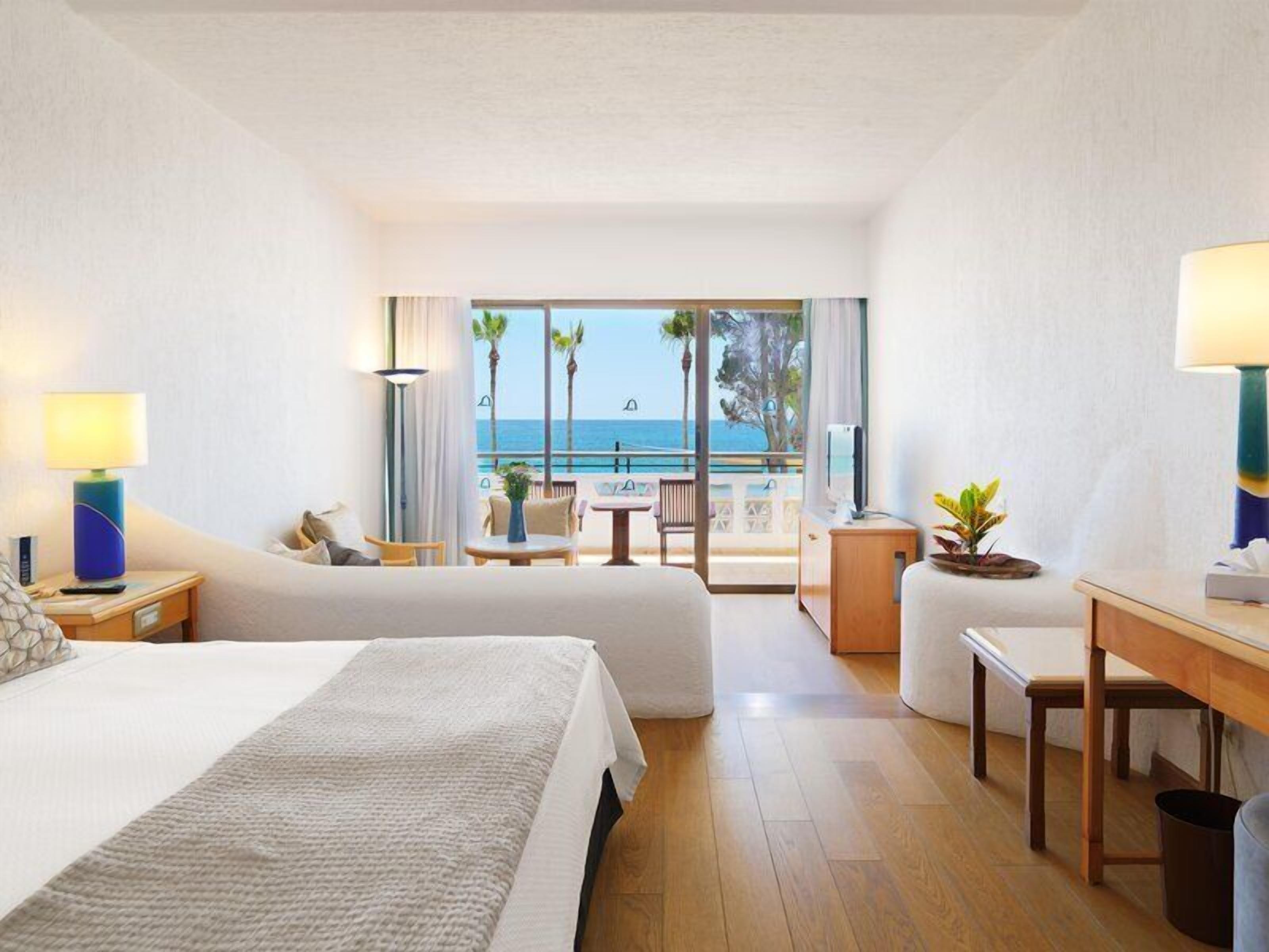 Junior Suite | Premium bedding, minibar, in-room safe, blackout drapes