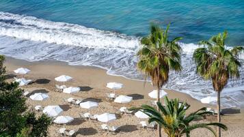 Plage, chaises longues, parasols, serviettes de plage