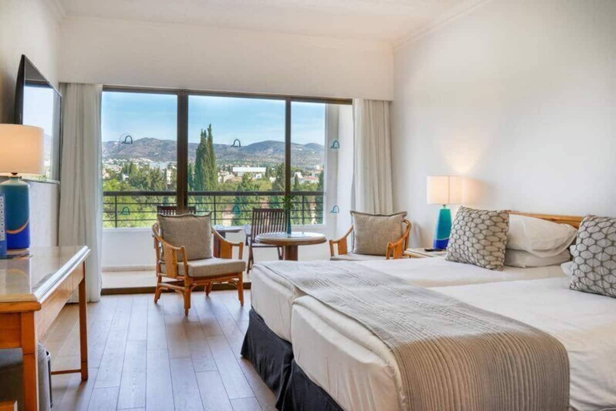 Standard Room, Mountain View | Premium bedding, minibar, in-room safe, blackout drapes