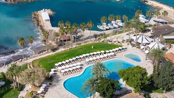 Piscine couverte, 3 piscines extérieures, parasols de plage