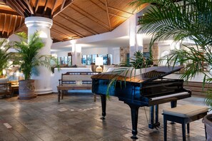4 bars/lounges, poolside bar