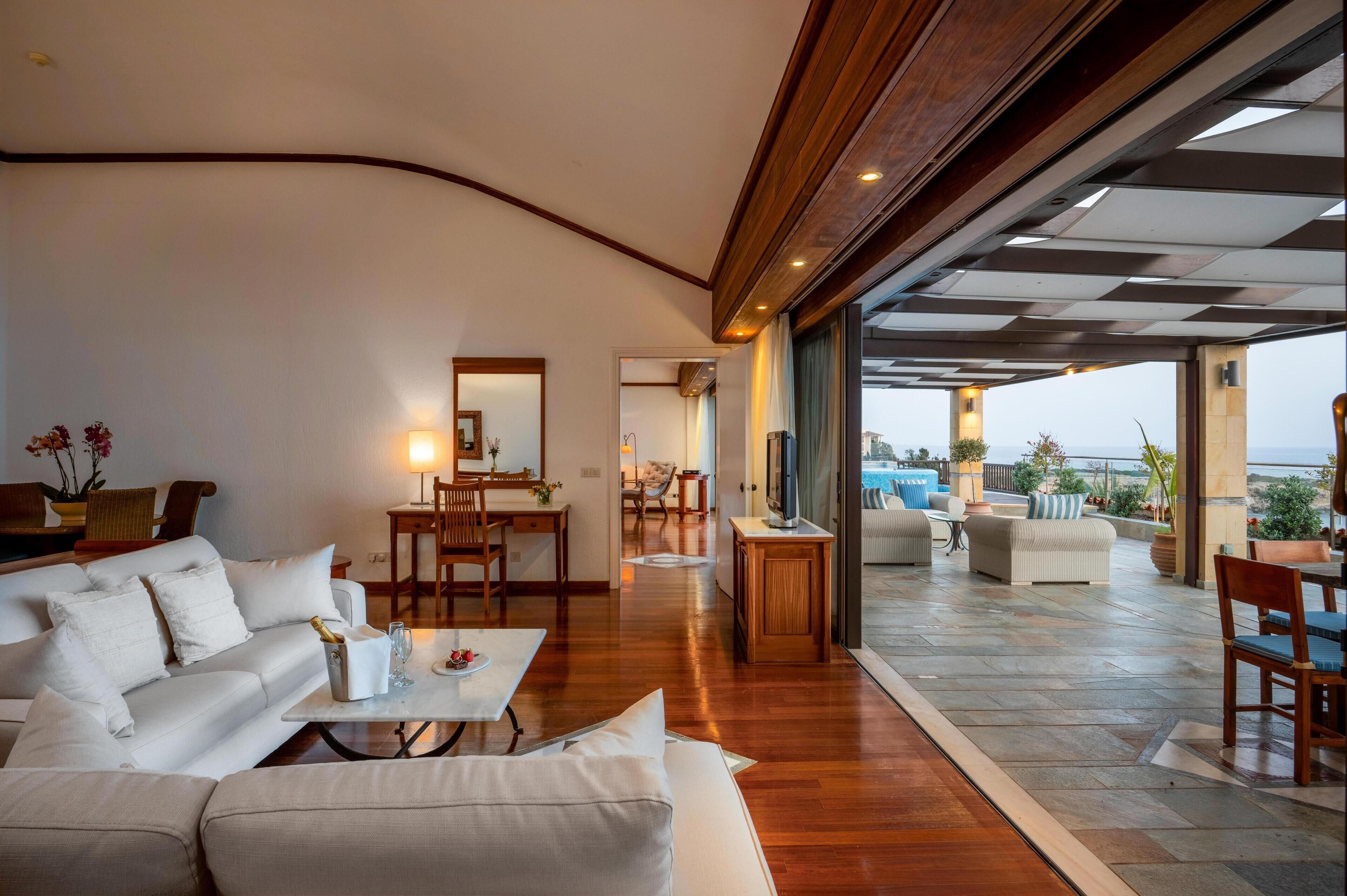 Suite Royal, 1 habitación, sauna, vista al mar | Ropa de cama de alta calidad y minibar 