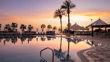 Piscina interna, 3 piscinas externas, guarda-sóis, espreguiçadeiras