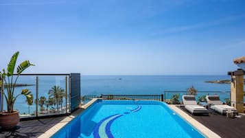 Royal-sviitti, 1 makuuhuone, sauna, merinäköala | Ylelliset vuodevaatteet, minibaari, tallelokero huoneessa