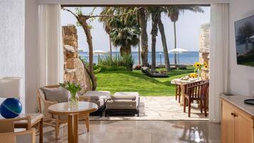 Executive Beach Suite | Premium bedding, minibar, in-room safe, blackout drapes