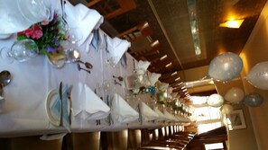 Breakfast, lunch and dinner served - Blarney Castle Hotel (Blarney)
