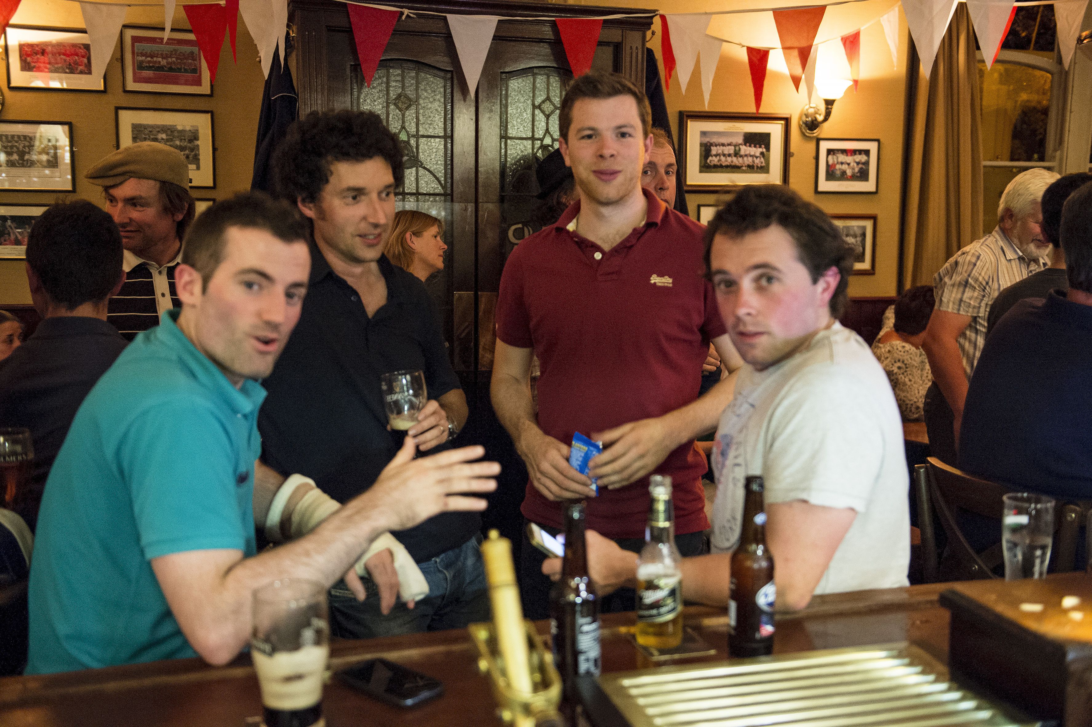 serves breakfast, lunch and dinner