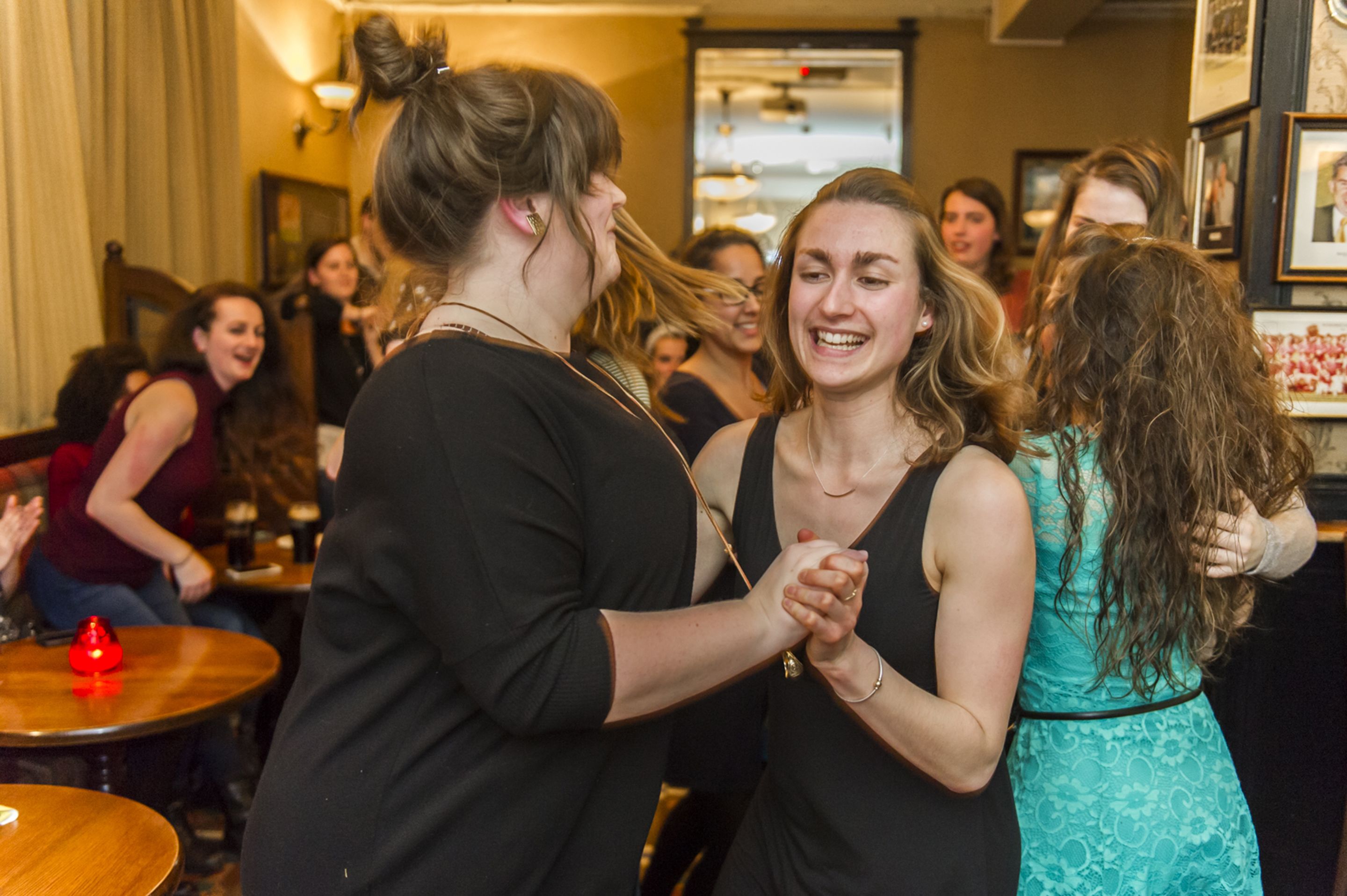 serves breakfast, lunch and dinner